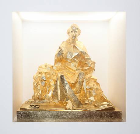 A venezia la mostra “gold is god: michele dal bon celebra i capolavori della scultura con lo splendore dell’oro